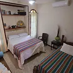 Casa Amarela com 6 quartos para 20 pessoas em Porto Seguro