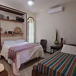 Casa Amarela com 6 quartos para 20 pessoas em Porto Seguro